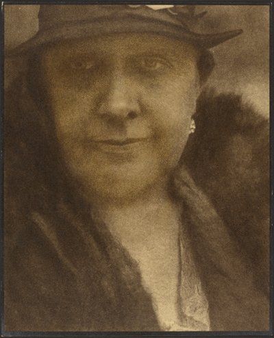Porträt einer Frau mit Diamantohrring von Louis Fleckenstein