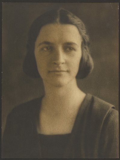 Porträt einer Frau mit gestreifter Jacke von Louis Fleckenstein
