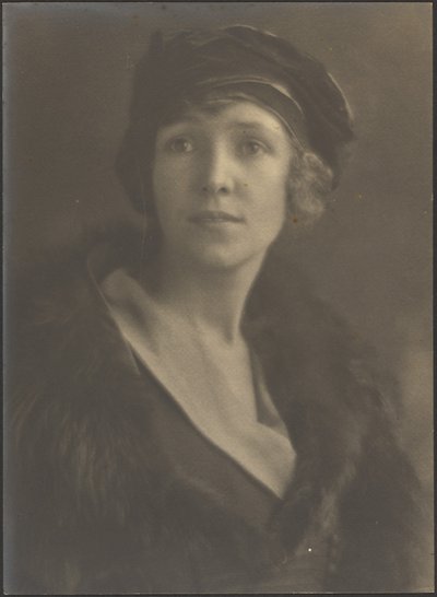 Porträt einer Frau mit Samthut von Louis Fleckenstein