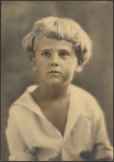 Porträt eines Jungen im weißen Hemd von Louis Fleckenstein