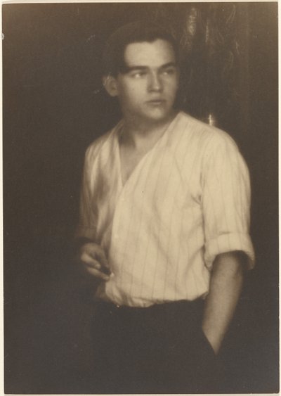 [Porträt eines jungen Mannes im gestreiften Hemd mit Zigarette] von Louis Fleckenstein