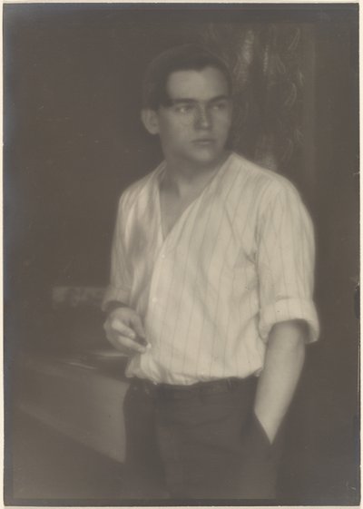 [Porträt eines jungen Mannes im gestreiften Hemd mit Zigarette] von Louis Fleckenstein