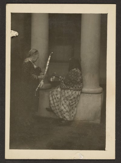 Zwei Figuren in der Nähe von Säulen von Louis Fleckenstein