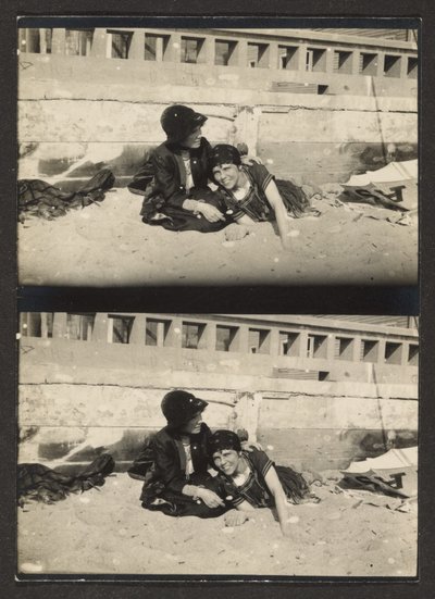 Zwei Frauen am Strand, erneut fotografiert von Louis Fleckenstein