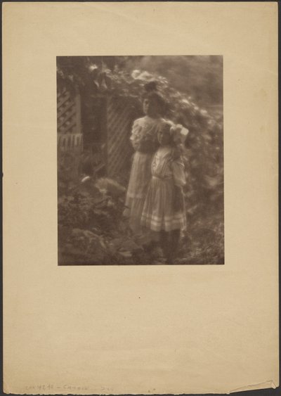 Zwei junge Mädchen im Garten stehend von Louis Fleckenstein