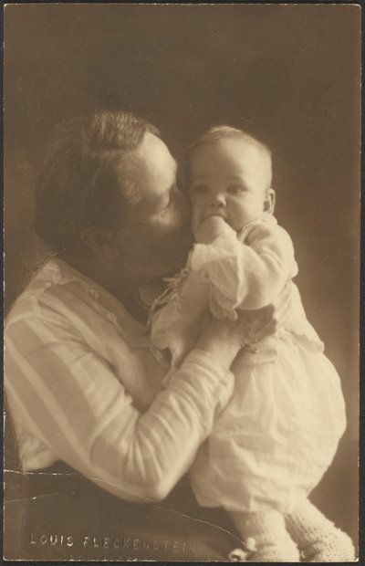[Frau küsst Baby] von Louis Fleckenstein