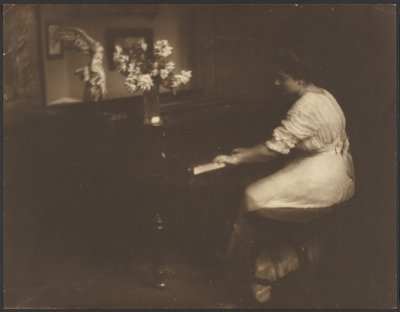 Frau, die Klavier spielt von Louis Fleckenstein