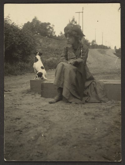 [Frau mit Hund sitzend] von Louis Fleckenstein
