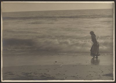 [Frau beim Spaziergang in der Brandung am Strand] von Louis Fleckenstein