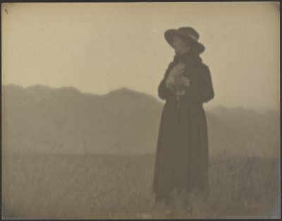 [Schwarz gekleidete Frau auf einem Feld] von Louis Fleckenstein