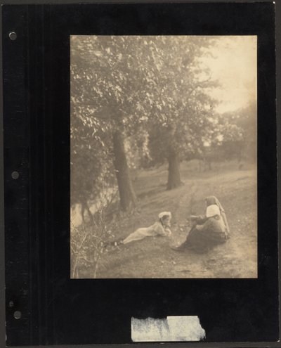 [Frau und Mädchen auf einer Wiese] von Louis Fleckenstein
