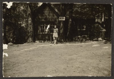 Frau vor Hütte von Louis Fleckenstein