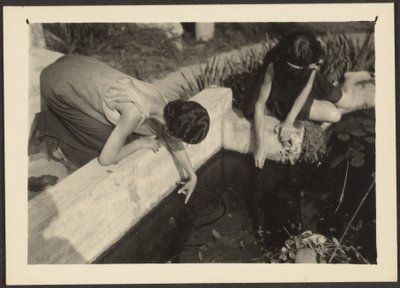Frau am Gartenteich von Louis Fleckenstein