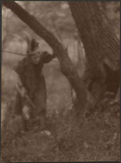 Frau mit Kopfschmuck hinter Baum von Louis Fleckenstein