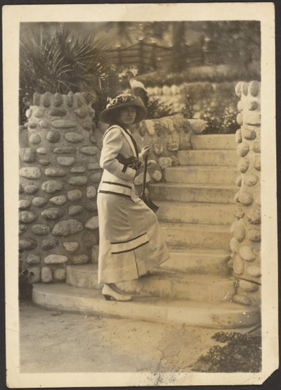 [Frau mit Kamera auf Treppen] von Louis Fleckenstein
