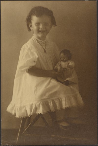Junges Mädchen mit Puppe von Louis Fleckenstein