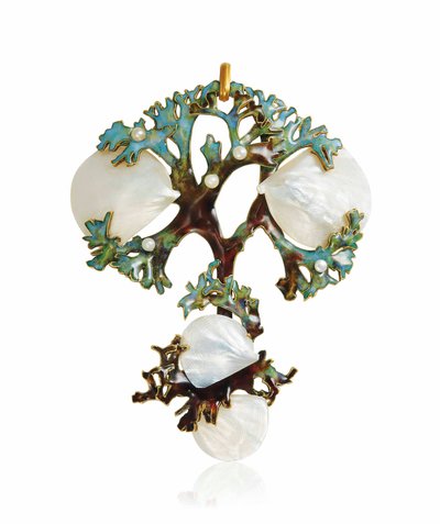 Ein Jugendstil-Mutterperlen-, Email- und Saatperlenanhänger, ca. 1900 von Lucien Gaillard