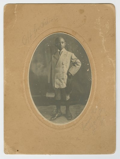 Fotografie von Lucius Harper Jr. auf dem Weg zur Schule, ca. 1910 von Lucius Harper