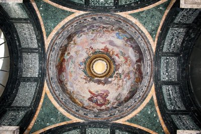 Ansicht der Kuppel der Cybo-Kapelle, freskiert von Luigi Garzi (1638-1721) Rom, Basilika Santa Maria del Popolo, Cybo-Kapelle von Luigi Garzi