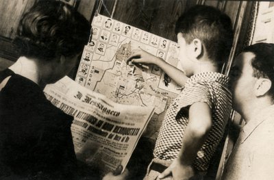 Eine Frau liest die Titelseite des Messengers mit dem Titel "Die Trikolore weht siegreich über Adwa zurückerobert" von Luigi Leoni