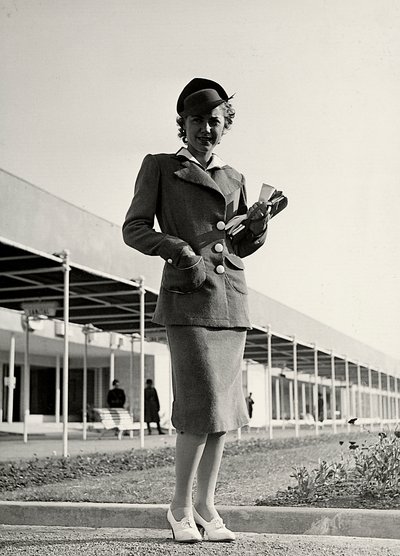 Modell in Anzug des Modehauses "Graldi" von Luis Bogino