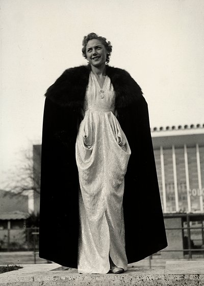 Modell in einem Abendkleid des Modehauses "Graldi" von Luis Bogino