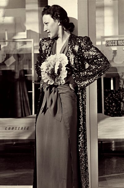 Modell im Abendkleid des Modehauses "Dragoni" von Luis Bogino
