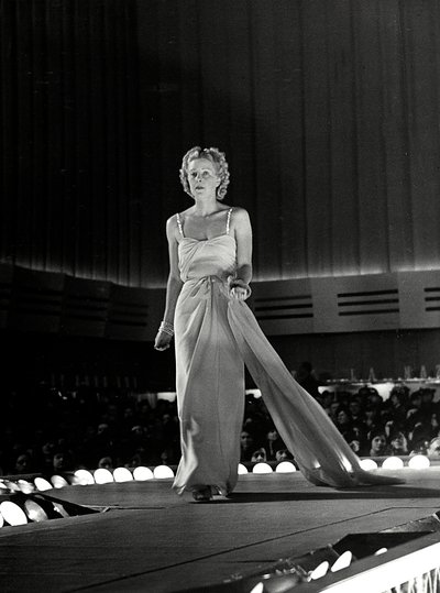 Modell auf dem Laufsteg in einem Abendkleid mit Strass-Trägern; kreiert vom Modehaus "Fumach". von Luis Bogino