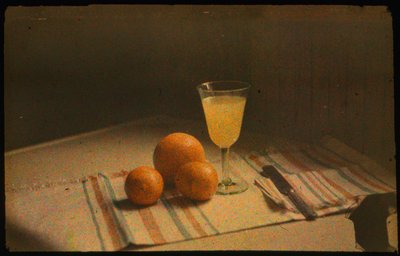 Stillleben-Farbphotographie von frischen Orangen und einem Glas Orangensaft von Luis Marden