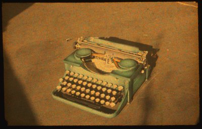 Stillleben-Farbfotografie einer Schreibmaschine, aufgenommen mit Autochrome Lumière und einer 35-mm-Kamera... von Luis Marden