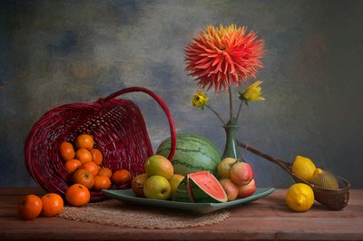 Reiche Früchte und Dahlie von Lydia Jacobs