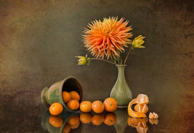 Herbstdahlie und Mandarinen von Lydia Jacobs