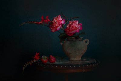 Dunkles Blumenstillleben von Lydia Jacobs