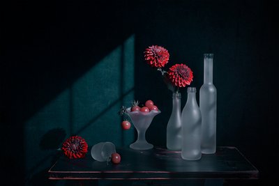 Elegantes Dahlien Stillleben von Lydia Jacobs