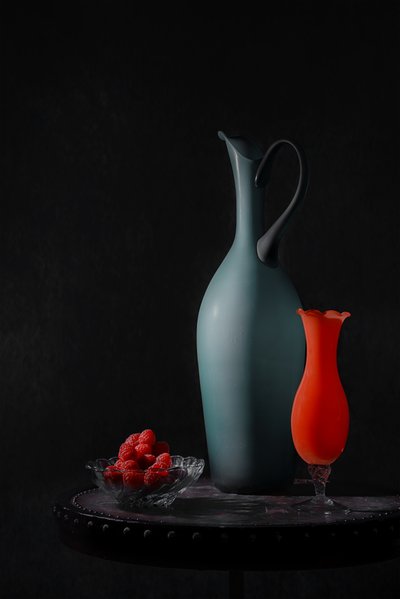 Elegante Vasen und Himbeeren von Lydia Jacobs