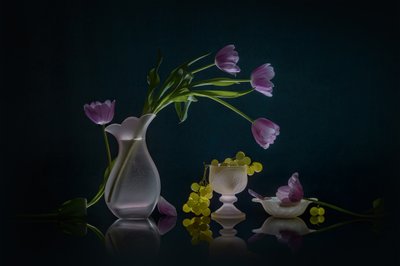 Leuchtende Tulpen und Trauben von Lydia Jacobs