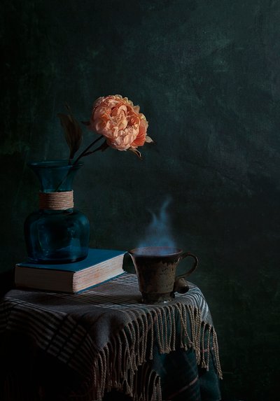 Pfingstrose und dampfende Tasse von Lydia Jacobs