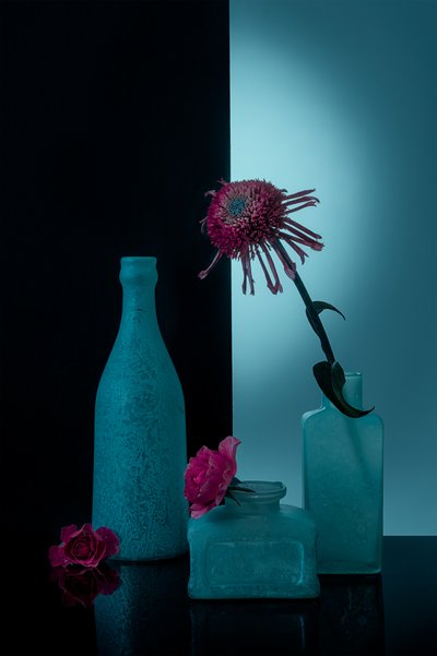 Türkise Flaschen mit Blüten von Lydia Jacobs