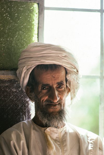 Porträt eines Saiq-Mannes im Hochland des omanischen Plateaus von Saiq von Lynn Abercrombie