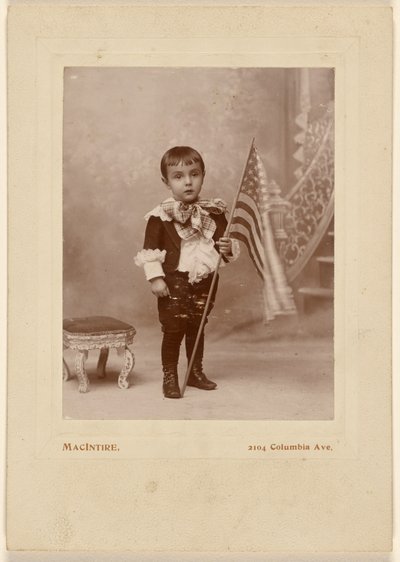 [Kleiner Junge mit amerikanischer Flagge] von MacIntire