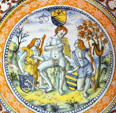 Italienischer Irdenware-Teller zeigt Pan, der zwei Hirten pfeift von Maestro Benedetto