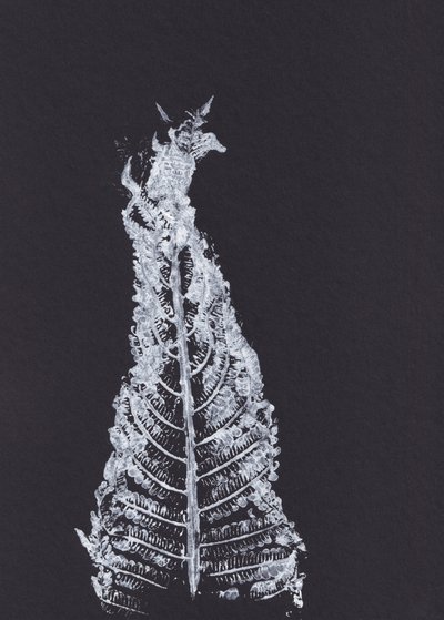 Weiße Farn-Silhouette von Maira Ribena