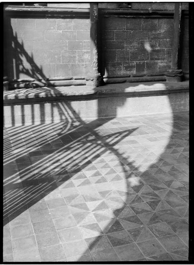 Detail, das Schatten zeigt, die über die Bodenfliesen am Eingang der Kathedrale geworfen werden von Margaret Florence Harker