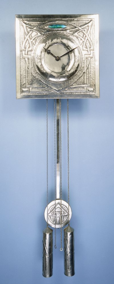 Eine Wanduhr von Margaret Gilmour (1860-1942), dekoriert in Repoussé mit keltischen Entrelac-Designs von Margaret Gilmour
