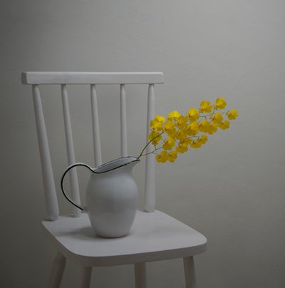 Helle Blüten Weißer Stuhl von Margareth Perfoncio