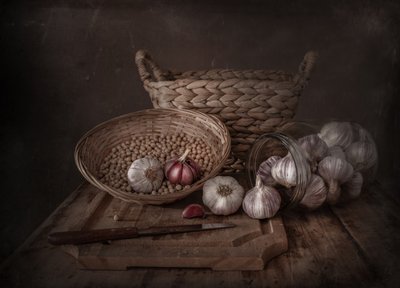 Dunkles Rustikales Knoblauch-Stillleben von Margareth Perfoncio