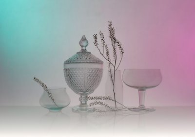 Elegantes Glaswaren-Stillleben von Margareth Perfoncio