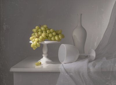 Elegantes Weißweintrauben-Stillleben von Margareth Perfoncio