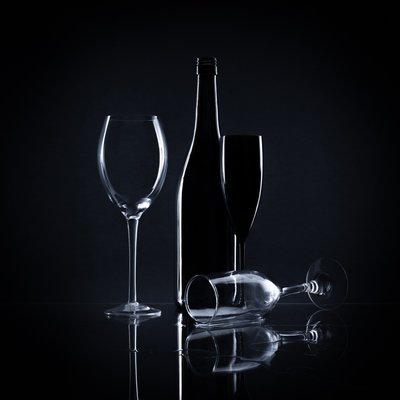 Elegantes Wein-Stillleben von Margareth Perfoncio