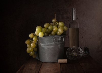 Rustikales Wein Stillleben von Margareth Perfoncio